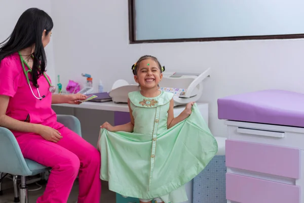 Chica Sonriendo Felizmente Después Que Pediatra Doctor Colocó Una Estrella — Foto de Stock