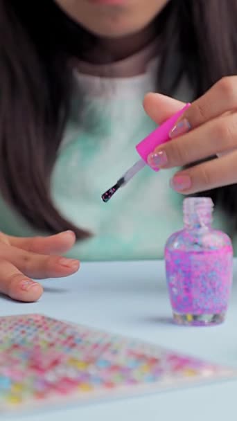 Κάθετο Βίντεο Ένα Κορίτσι Βάφει Νύχια Της Χρωματιστό Βερνίκι Ένα — Αρχείο Βίντεο