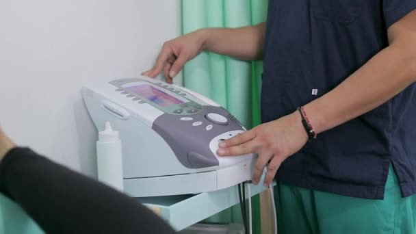 理疗师操控电刺激器为病人提供治疗 — 图库视频影像