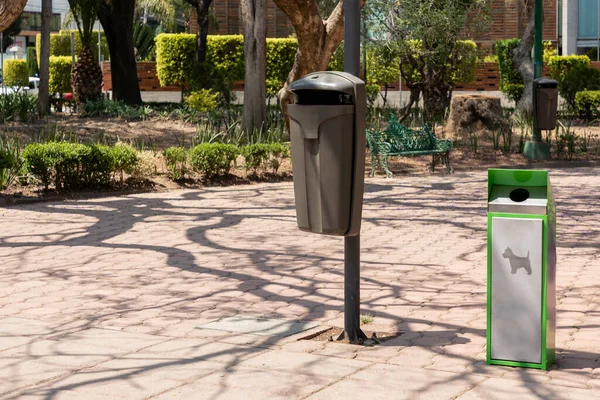 メキシコ市内の公園内にあるゴミ容器のすぐ隣の動物性廃棄物用容器 — ストック写真