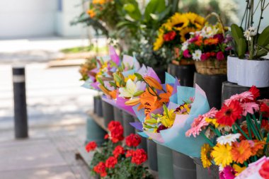 Mexico City 'de bir çiçekçide satılık çiçek buketleri.