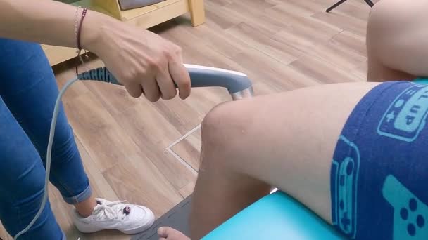 Ultraljud Sjukgymnastik Sjukgymnast Läkare Tillämpar Ultraljudsbehandling Sin Patient Läkarmottagningen — Stockvideo