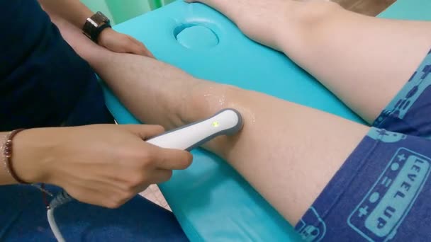 Zbliżenie Ręce Fizjoterapeuty Stosującego Leczenie Ultrasonograficzne Gabinecie Fizjoterapii — Wideo stockowe