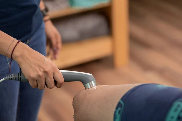 物理治疗师用超声波按摩病人的膝盖 — 图库照片