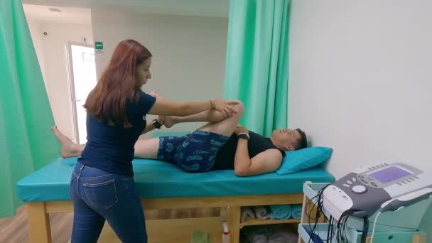 Fisioterapeuta Verificando Joelho Seu Paciente Maca Consultório Médico Reabilitação — Vídeo de Stock