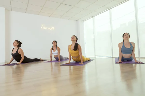 Clase Yoga Haciendo Pose Cobra Interiores Estudio Yoga — Foto de Stock
