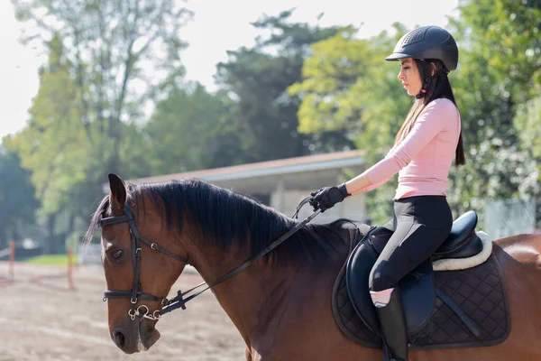 Close Uma Jovem Montando Cavalo Centro Equestre Enquanto Tendo Aulas — Fotografia de Stock