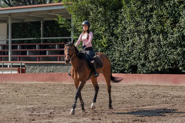 Jovem Mexicana Montando Cavalo Arena Centro Equestre — Fotografia de Stock