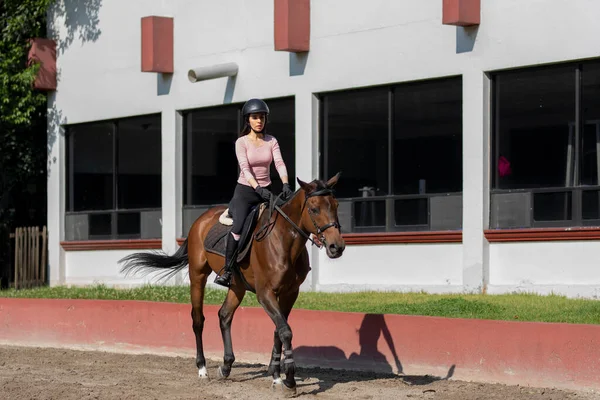 Młoda Meksykanka Jeździ Koniu Zagrodzie Swojego Rancza — Zdjęcie stockowe