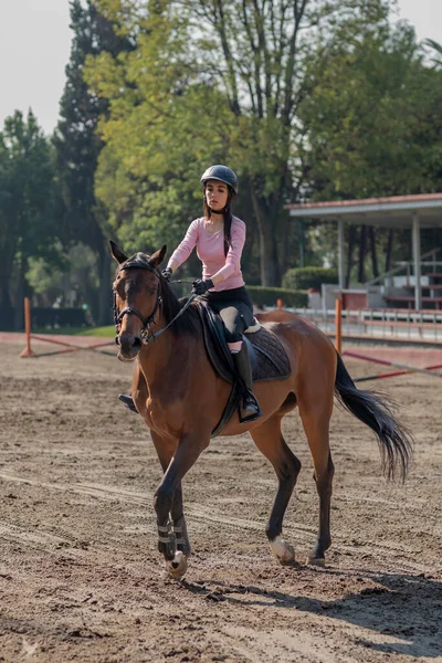 Tiro Vertical Uma Jovem Montando Cavalo Centro Equestre — Fotografia de Stock