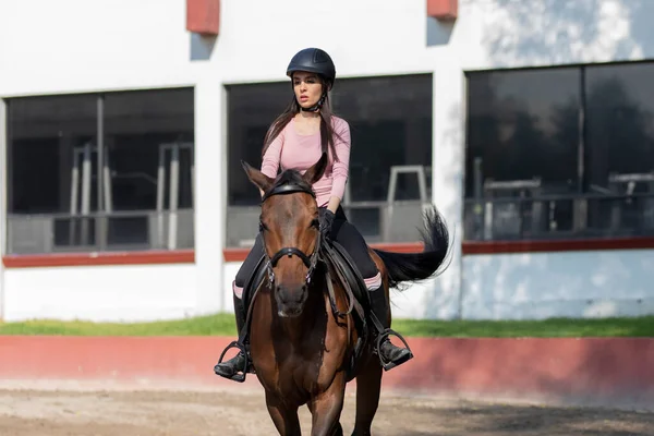 Jovem Mexicana Montando Cavalo Seu Rancho — Fotografia de Stock