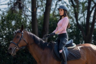 Genç Meksikalı jokey ata biniyor.