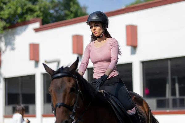 Jonge Vrouw Galoppeert Met Haar Paard Arena — Stockfoto