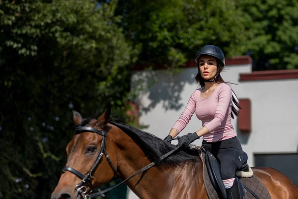 Młoda Meksykańska Kobieta Koniu Szkole Jeździeckiej Praktykująca — Zdjęcie stockowe