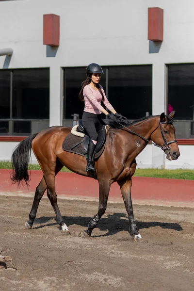 Foto Vertical Uma Jovem Latina Montando Cavalo — Fotografia de Stock