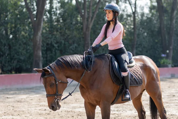 Jovem Montando Cavalo Centro Equestre — Fotografia de Stock