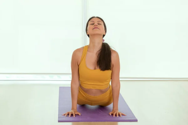 Imagen Frontal Una Joven Haciendo Pose Cobra Mientras Practica Yoga —  Fotos de Stock