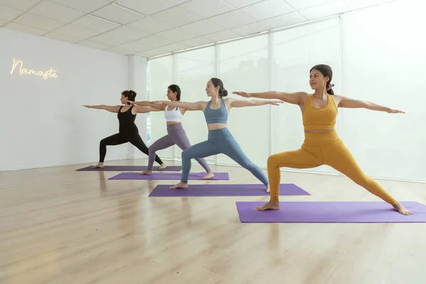 Yoga Sınıfındaki Bir Grup Kadın Savaşçı Pozu Veriyor Stok Resim