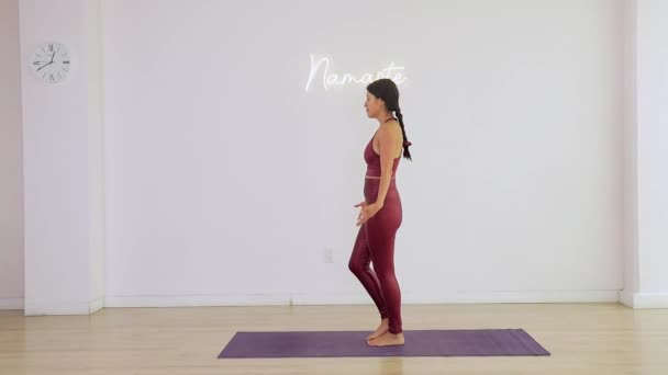 Giovane Donna Che Pratica Yoga Uno Studio Con Segno Namaste — Video Stock