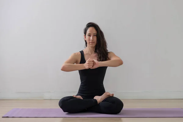 Mujer Ropa Deportiva Negra Practica Yoga Haciendo Padmasana Lotus Pose —  Fotos de Stock