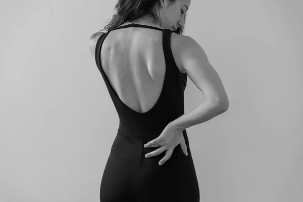 练瑜伽的女人背在背上 露出运动服的刀疤 — 图库照片