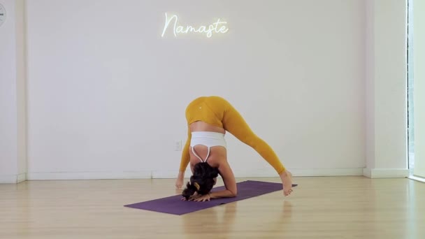 Donna Messicana Che Pratica Yoga All Interno Uno Studio Pose — Video Stock