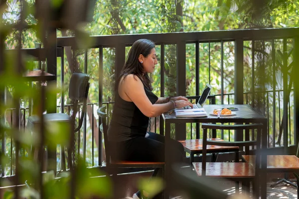 Femeie Mexicană Care Își Scrie Laptopul Timp Lucra Într Cafenea — Fotografie, imagine de stoc