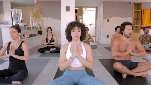 Yoga Kursuna Giderken Lotus Yerde Meditasyon Yapan Genç Bir Kadının — Stok video