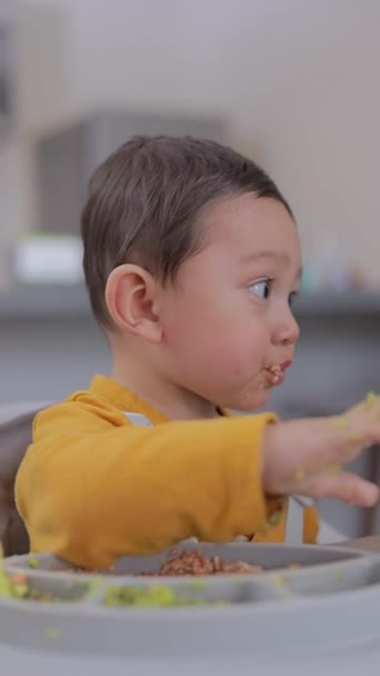 숟가락으로 먹이는 아기의 비디오 — 비디오