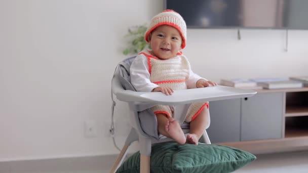 Seorang Bayi Duduk Kursinya Menunggu Untuk Diberi Makan Bayi Memimpin — Stok Video