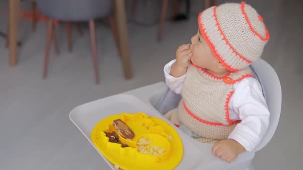 Ребенок Вел Концепцию Отлучения Пьет Руками Сидя Кресле Пока Завтракает — стоковое видео