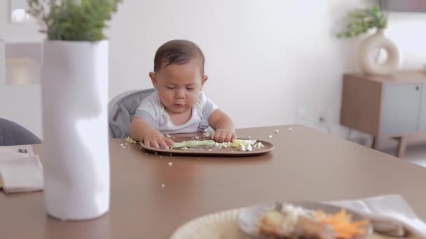 Bébé Conduit Concept Sevrage Bébé Mangeant Les Mains Assises Table — Video