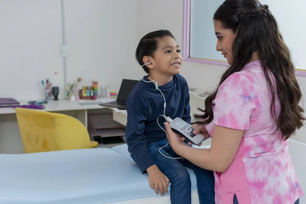 Doktor Pediatri Ofisinde Bir Çocuğu Muayene Ediyor Bir Çocuk Için - Stok İmaj