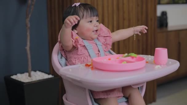 Menina Sentada Sua Cadeira Não Quer Comer Abre Braços Para — Vídeo de Stock