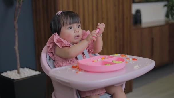 Egy Kislány Aki Nem Akar Kanállal Játszani Miközben Székében Csecsemővezérelt — Stock videók
