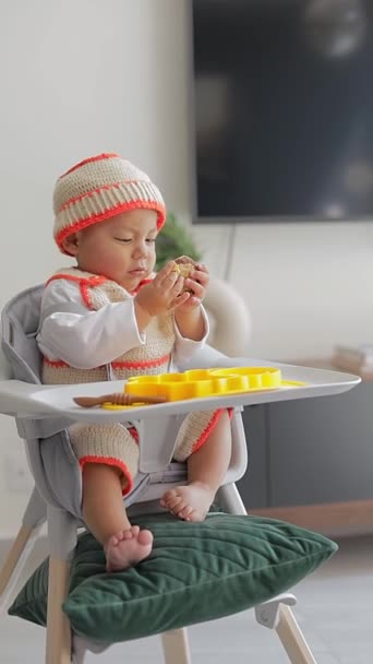 Bebé Latino Sentado Silla Comiendo Con Las Manos Alimentación Complementaria — Vídeo de stock