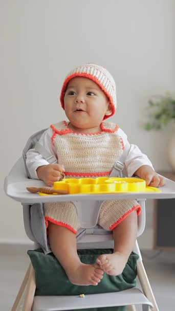 坐在椅子上吃饭的时候 婴儿笑了 婴儿补充营养餐 — 图库视频影像