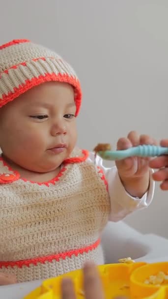 Latinamerikansk Bebis Som Börjar Äta Fast Föda Och Sitter Sin — Stockvideo