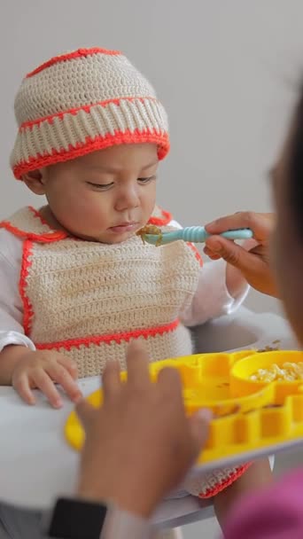 Pédiatre Nourrissant Bébé Qui Est Assis Sur Chaise Alimentation Complémentaire — Video