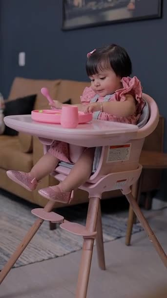 Bébé Assis Sur Chaise Mangeant Dans Une Assiette Souriant Tout — Video