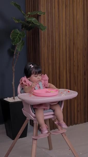 그녀의 의자에 앉아있는 소녀는 부진으로 그녀의 음식을 연주합니다 아기는 개념을 — 비디오