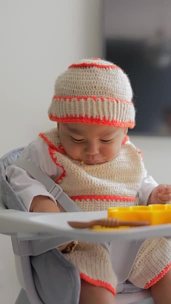 Bebé Latino Comiendo Silla Señalando Sabor Comida — Vídeos de Stock