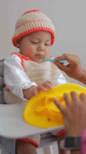 아메리카 아기는 숟가락으로 그에게 제공되는 음식을 않습니다 아기를위한 — 비디오