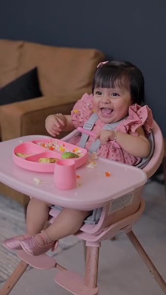 소녀는 의자에 앉아있는 그녀의 아기를위한 Blw는 — 비디오