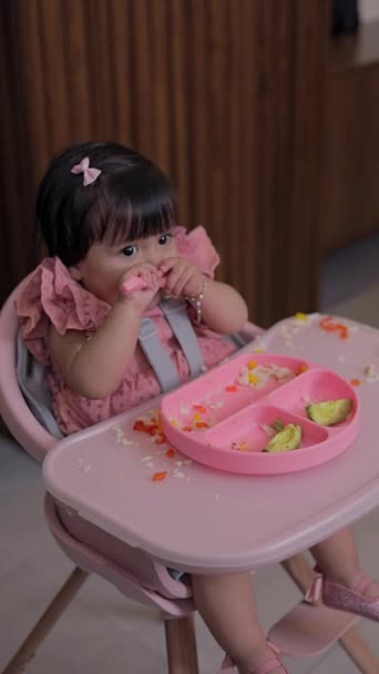 Kvinnliga Barn Äter Med Sked Sitter Sin Stol Kompletterande Utfodring — Stockvideo