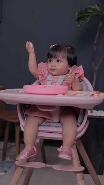 Dítě Zkouší Své První Pevné Jídlo Které Sedí Vysoké Židli — Stock video
