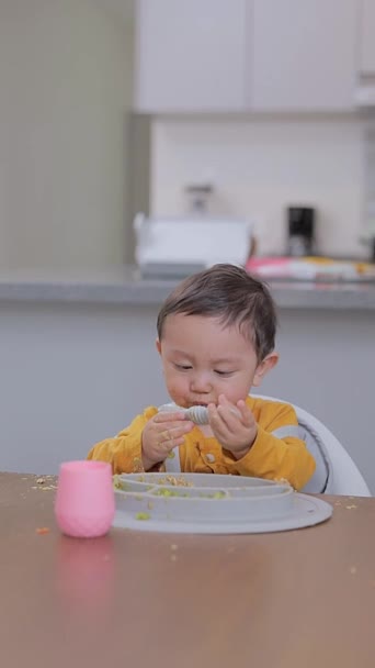 Bébé Salit Mangeant Assis Table Alimentation Complémentaire Pour Bébés Concept — Video