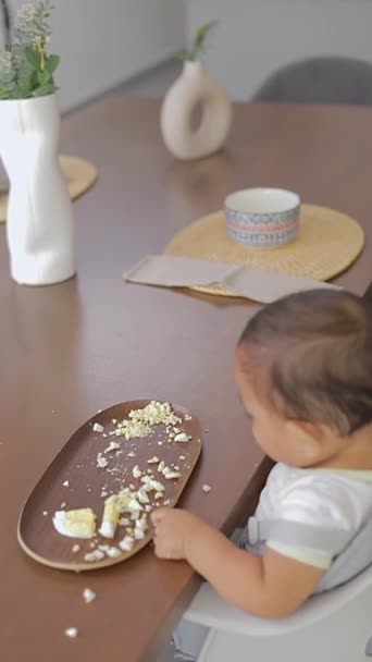 食べたくない赤ちゃんのトップビューとテーブルからプレートをプッシュ — ストック動画
