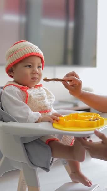 Seorang Anak Tidak Ingin Makan Sementara Tangan Menawarkannya Makanan Dengan — Stok Video