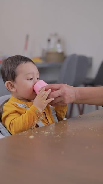 Ребенок Хочет Пить Воду После Завтрака Грязный Ребенок Еды Руками — стоковое видео